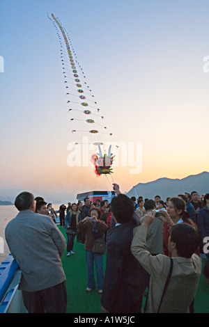 Chine Yangtze River dragon chinois cerf-volant à partir de la rivière Yangtze cruise ship pendant party au coucher du soleil sur le plateau supérieur Banque D'Images