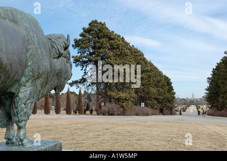 Sculpture au Parc des pionniers de bison avec State Capitol tower à distance Lincoln Nebraska USA Banque D'Images