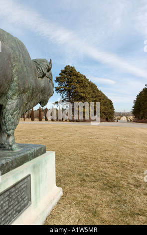 Sculpture au Parc des pionniers de bison avec State Capitol tower à distance Lincoln Nebraska USA Banque D'Images