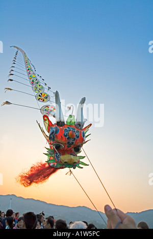 Chine Yangtze River dragon chinois cerf-volant à partir de la rivière Yangtze cruise ship pendant party au coucher du soleil sur le plateau supérieur Banque D'Images