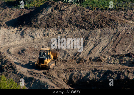 Déménagement Bulldozer de saleté sur une colline Banque D'Images