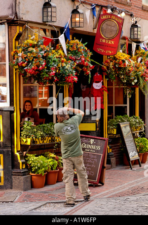 Les touristes à 'Green Dragon Tavern' à Boston Massachusetts USA Banque D'Images