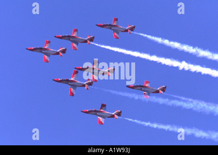 Patrulla Aguila affichage de l'équipe de formation de l'Armée de l'air espagnole effectuant à Fairford riat. Banque D'Images