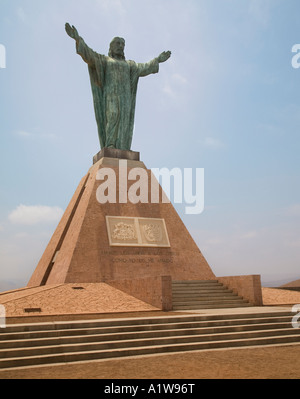 El CristoStatue sur ot El Morro, Arica, Chili. Cette statue du Christ domine la ville d'Arica et est éclairé la nuit. Banque D'Images