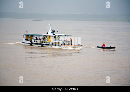 Chine Yangtze River remorqueur chinois battant pavillon de la République populaire de Chine traverse la rivière Yangtze Banque D'Images