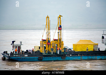 Chine Yangtze River remorqueur chinois avec des grues descendent la rivière Yangtze Banque D'Images