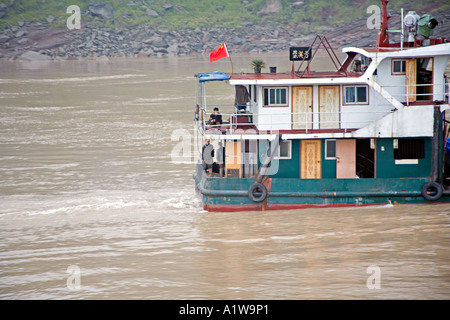 Chine, Yangtze River : remorqueur chinois battant pavillon de république populaire de Chine voyages en bas de la rivière Yangtze. Banque D'Images