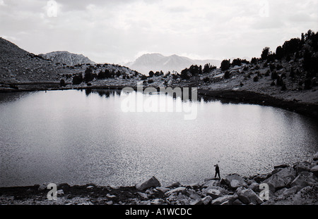 Pêcheur sur le lac de haute altitude dans la sierra nevada Banque D'Images