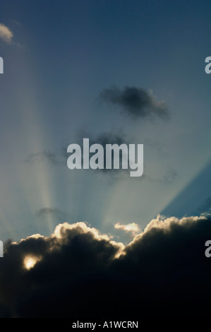 Rayons éclatant de derrière un nuage noir, la formation de la production d'une scène dramatique. Banque D'Images