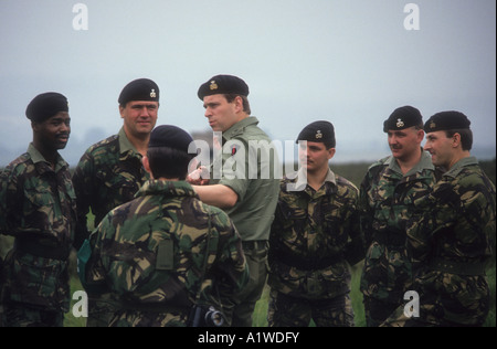 Le prince Andrew, duc de York à parler aux soldats de la Staffordshire Regiment.dont il est le Colonel en chef. Banque D'Images