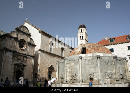 Dubrovnik Croatie l'église St Sauveur  + Monastère Franciscain  + grande fontaine d'Onofrio Banque D'Images