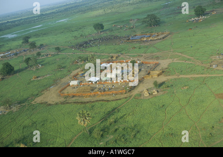 Soudan du Sud AOÛT 1998 LA FAMINE. Vue aérienne SURVOLANT LES MÉDECINS SANS FRONTIÈRES DANS LES CENTRES MSF AJIEP 1998 Banque D'Images