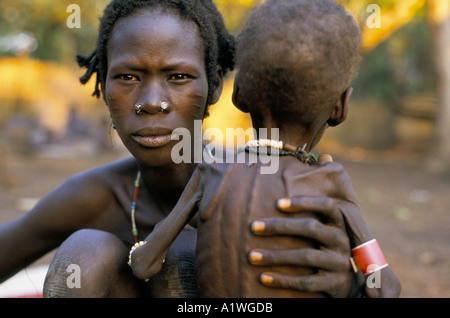 Soudan du Sud AOÛT 1998 LA FAMINE. ALVAT ATUIAI AVEC SON ENFANT EN ATTENTE POUR L'alimentation 1998 Banque D'Images