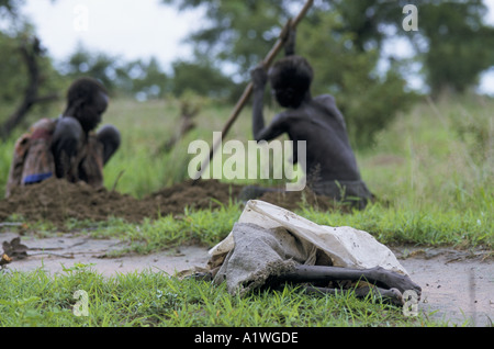 Soudan du Sud AOÛT 1998 LA FAMINE. Corps DE 8 ANS ABUL BAK. Sa MÈRE NE TOMBE 1998 AMEL CREUSE Banque D'Images