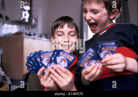 Enfants jouant AVEC DES CARTES POKEMONS LONDRES MAI 2000 Banque D'Images