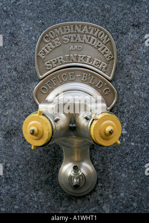 Une combinaison-fontaine et de gicleurs. Bâtiment à usage extérieur. La ville de New York. USA. Banque D'Images