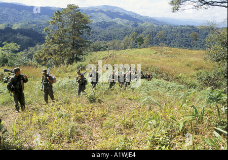 Myanmar (Birmanie). Armée de l'État Shan. La guérilla de l'armée de l'État Shan ESCALADE LES ZONES MONTAGNEUSES DU NORD-EST DE LA BIRMANIE 2001 Banque D'Images