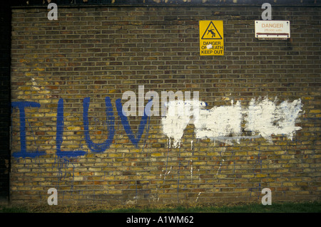 Le mot QUE VOUS AVEZ PEINT DE GRAFFITI ÉCRIT JE T'AIME MESSAGE SUR LE MUR DE BRIQUE LONDRES HACKNEY Banque D'Images