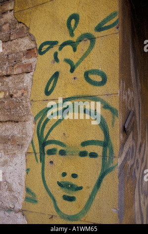 LOVE HEART GREEN GRAFFITI rayonnant sur l'image du visage PEINT SUR MUR AVEC DES BOMBES AÉROSOL Banque D'Images