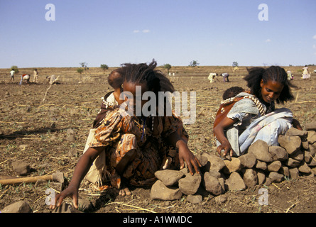 Deux femmes avec des bébés sur leur dos des capacités de l'érosion des murs l'ÉRYTHRÉE MAI 1993 Banque D'Images