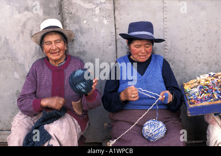 Les femmes autochtones knitting Cusco Pérou Banque D'Images