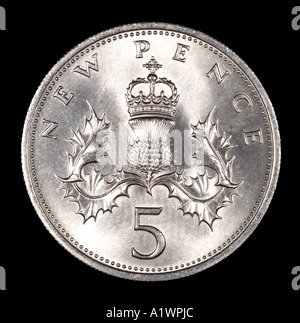 La reine Elizabeth II Regina Reg 2 virgule 5 cinq nouveaux pence P droit face profil jeune chardon d'argent couronne de houx lumineux Banque D'Images