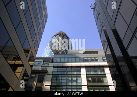 Une vue de la partie supérieure de la Swiss Re building aka le Gherkin entre les blocs de bureau moderne en verre. Banque D'Images