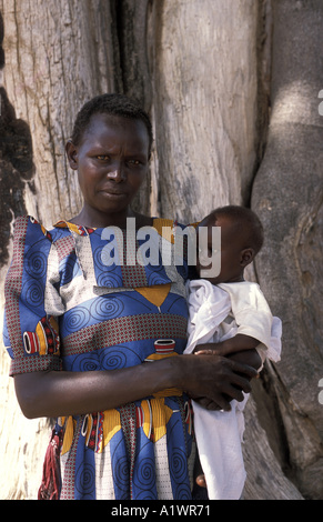 Katakwi Ouganda mère séropositive Idiat avec Justine dernière naissance enfant Otilem Jean âgés de 7 mois Banque D'Images