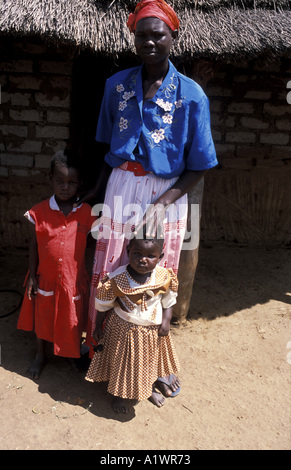 Katakwi Ouganda mère séropositive Stella Akello avec ses filles Banque D'Images