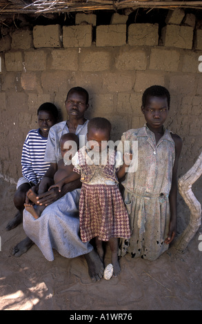 Katakwi Ouganda mère séropositive Elizabeth Iloket avec ses enfants Banque D'Images