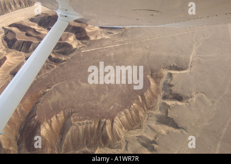 Prises d'un avion léger au dessus des lignes de Nazca, montrant la 'l'Oiseau de ronflement' près du centre de l'image. Banque D'Images