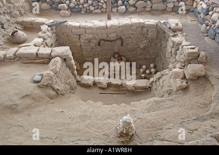 Une vue d'une des tombes avec squelette et de couple au cimetière de Chauchilla au Pérou. Banque D'Images