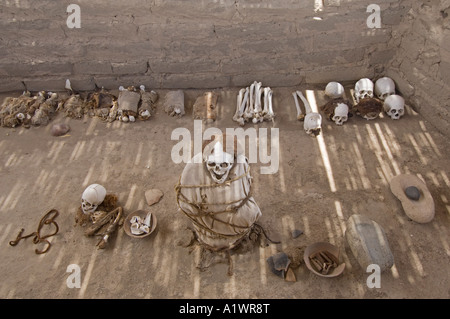 Une vue d'une des tombes avec squelette et de couple au cimetière de Chauchilla au Pérou. Banque D'Images