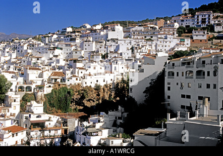 Une vue générale de Competa un des Pueblos Blancos villages blancs en Andalousie Espagne Europe UE vallonné Banque D'Images