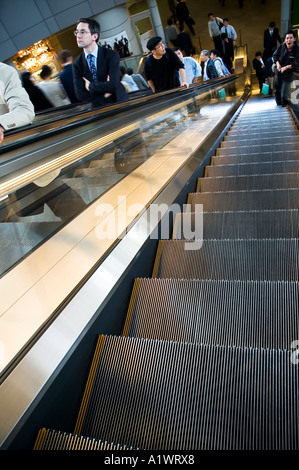 L'escalier à l'intérieur du centre commercial à la base de la Tour Mori à Roppongi Hills à Tokyo au Japon Banque D'Images