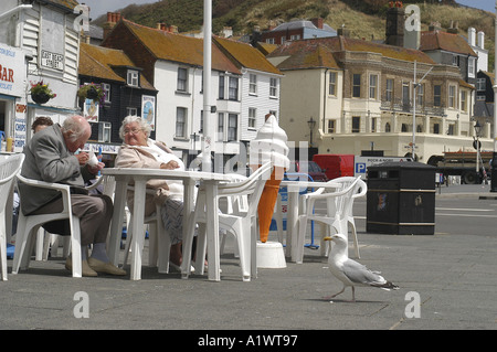 Vieux couple sitting outside cafe Banque D'Images
