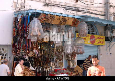 Bazar sur la médina de Sousse ville en Tunisie. Se souvenir de beaucoup de choses par exemple les flexibles au narguilé Banque D'Images