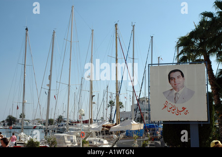 Le Président tunisien Zine El Abidine Ben Ali portrait sur un panneau à Port El Kantaoui marina en Tunisie Banque D'Images