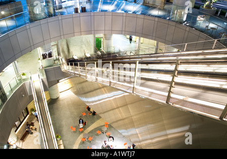 L'escalier à l'intérieur du centre commercial à la base de la Tour Mori à Roppongi Hills à Tokyo au Japon Banque D'Images