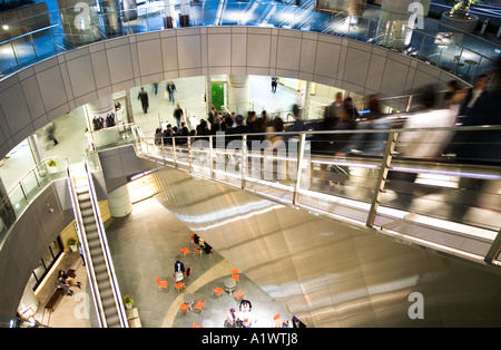 L'escalier à l'intérieur du centre commercial à la base de la Tour Mori à Roppongi Hills à Tokyo au Japon Banque D'Images