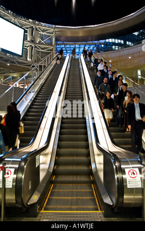 L'escalier à l'intérieur du centre commercial à la base de la Tour Mori à Roppongi Hills à Tokyo au Japon Banque D'Images