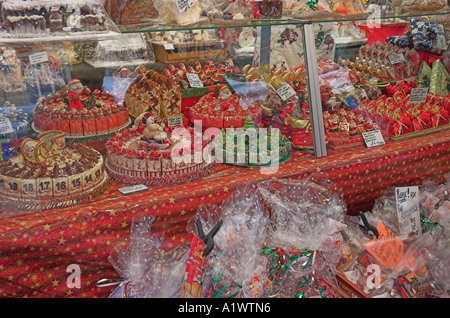 Un écran énorme de gâteaux chocolats de noël gateaus et nouveautés sur un étal du marché continental Banque D'Images