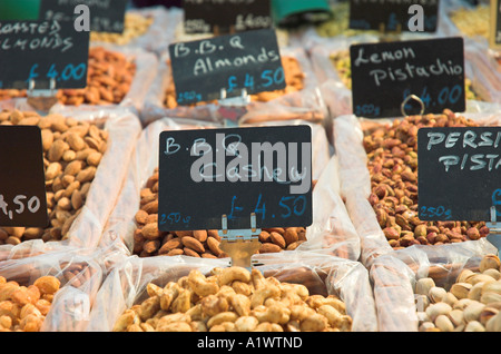 Un mélange de noix salées inhabituelles en vente sur le marché continental Banque D'Images
