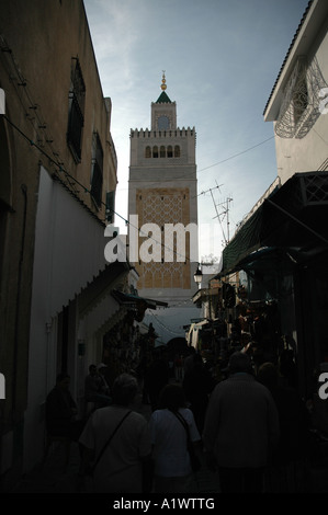 Minaret de la mosquée Zitouna vu de bazar en médina de Tunis, capitale de la Tunisie Banque D'Images