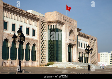 Vue extérieure montrant façade de nouvel hôtel de ville sur la Place de la Kasbah à Tunis, capitale de la Tunisie Banque D'Images