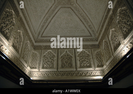 Plafond en stuc dans le musée du Bardo à Tunis, capitale de la Tunisie Banque D'Images