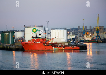 Port et docks de la ville d'Aberdeen, réservoirs de stockage de Dockland BP, navires de séquesécie pétrolière amarrés dans l'Aberdeenshire, Écosse, royaume-uni Banque D'Images