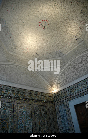 Plafond en plâtre sculpté de Virgil Prix dans le musée du Bardo à Tunis, capitale de la Tunisie Banque D'Images