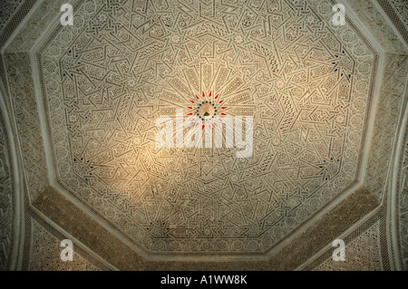 Plafond en plâtre sculpté de Virgil Prix dans le musée du Bardo à Tunis, capitale de la Tunisie Banque D'Images