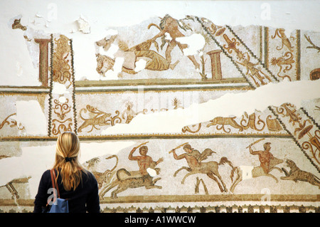 Woman looking at mosaïque romaine dans le musée du Bardo à Tunis, capitale de la Tunisie Banque D'Images